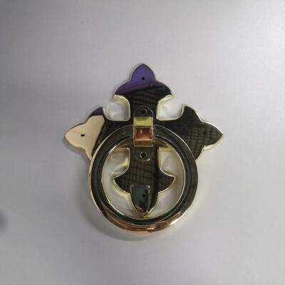 Sarg-Griffe und Zusätze des irische Art-goldene Ring-14x14cm