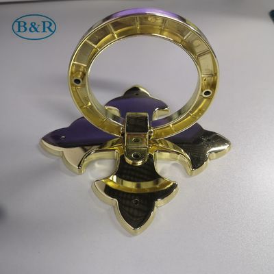 Sarg-Griffe und Zusätze des irische Art-goldene Ring-14x14cm